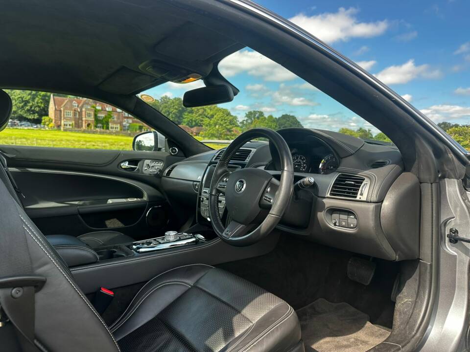 Image 17/46 of Jaguar XKR (2010)
