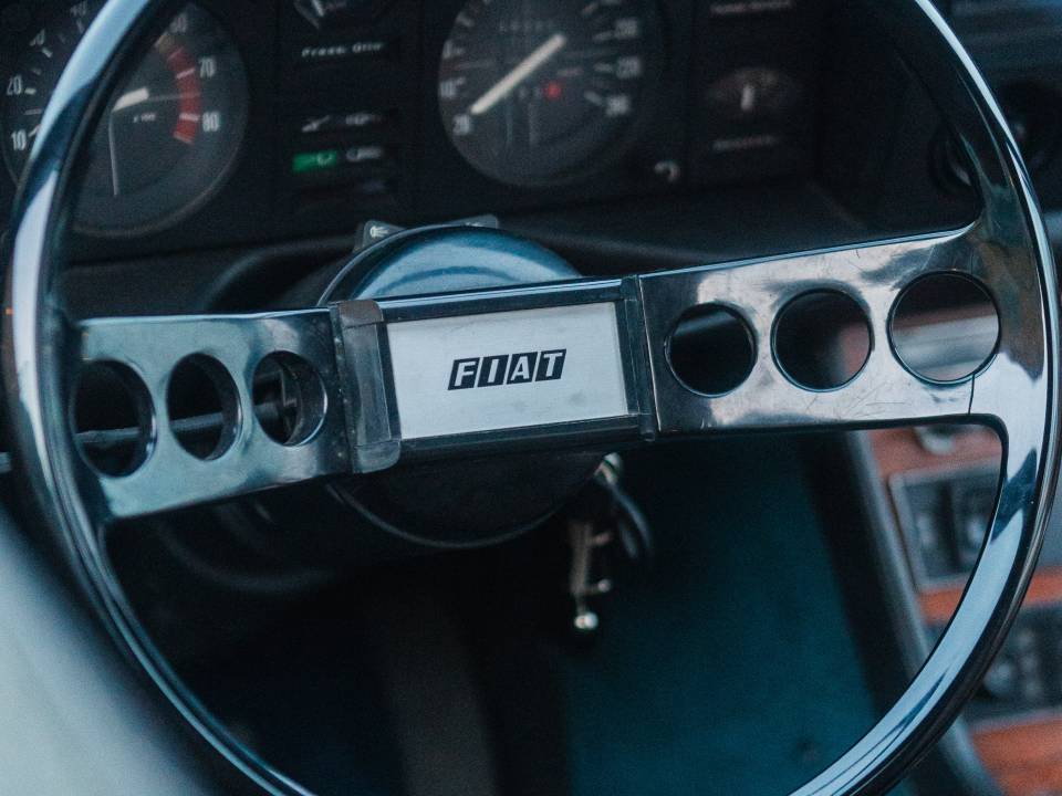Image 8/37 of FIAT 130 Coupé (1974)