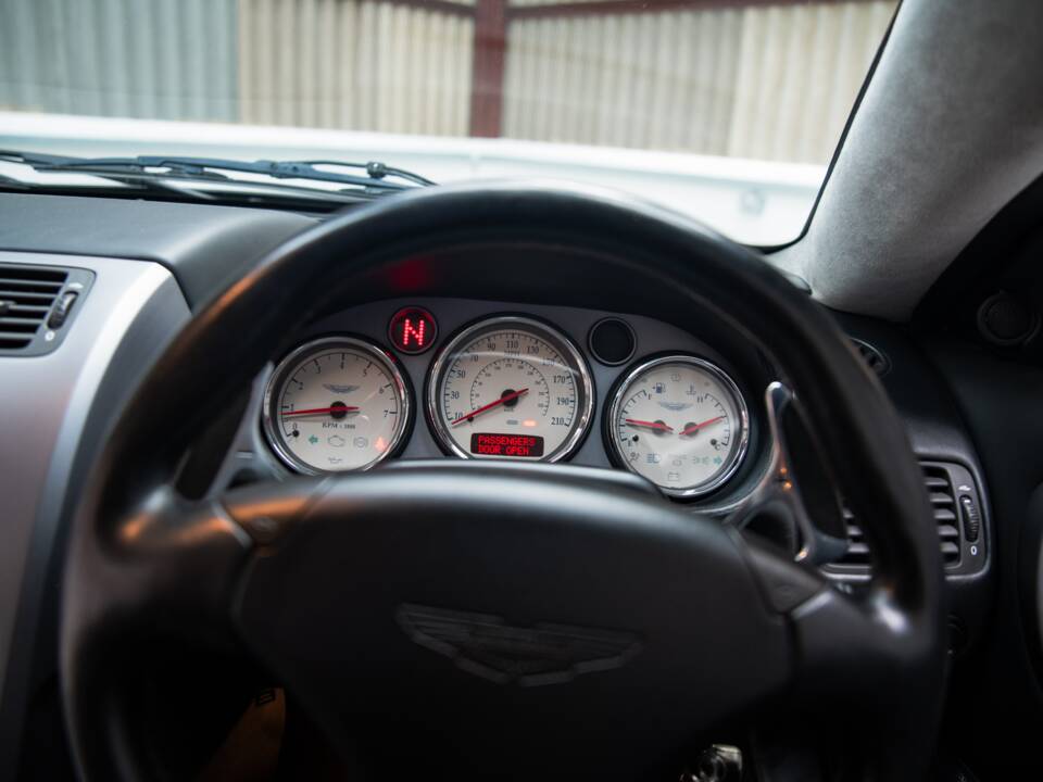 Image 34/50 de Aston Martin V12 Vanquish (2004)