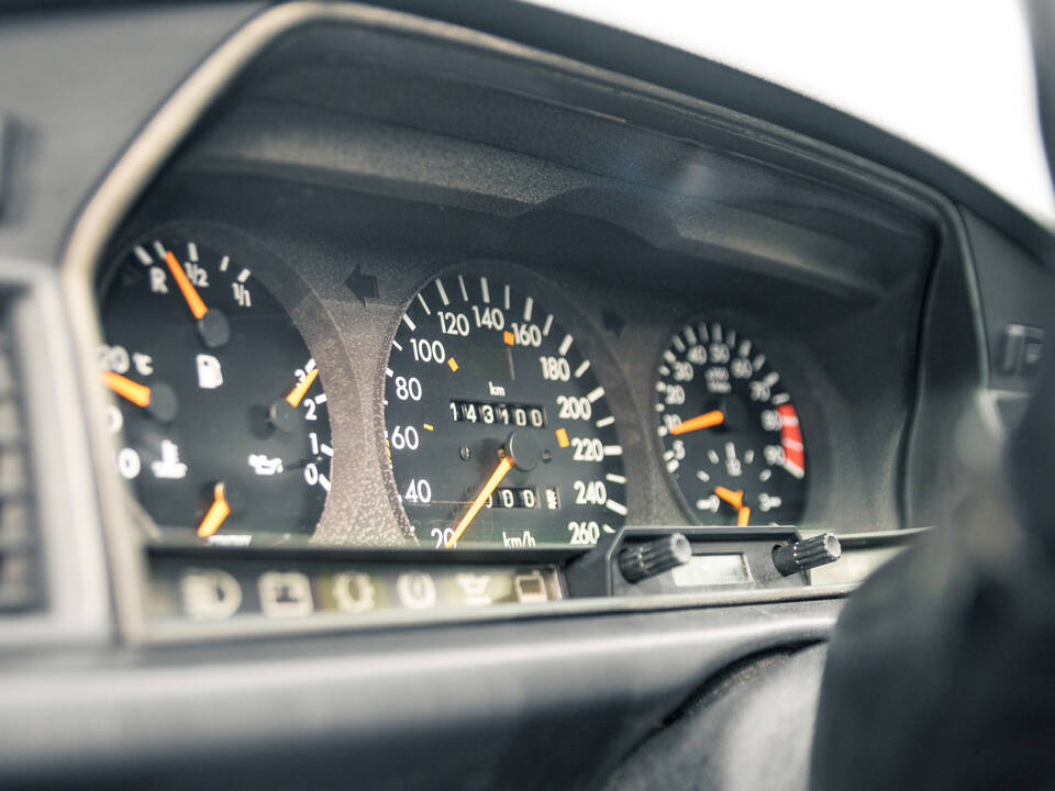Imagen 31/51 de Mercedes-Benz 190 E 2.5-16 Evolution II (1991)