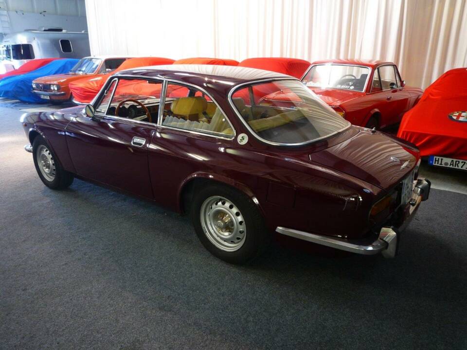 Image 2/12 of Alfa Romeo 2000 GT Veloce (1972)
