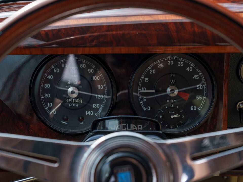 Image 17/31 of Jaguar 340 (1968)