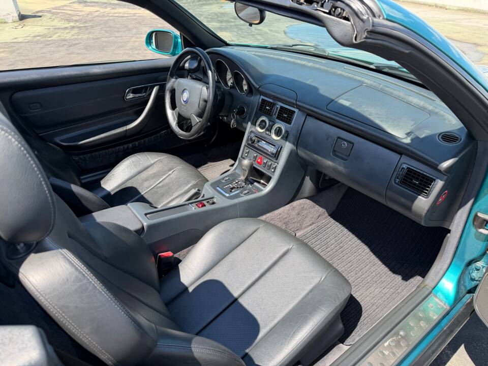 Image 12/17 de Mercedes-Benz SLK 230 Kompressor (1997)