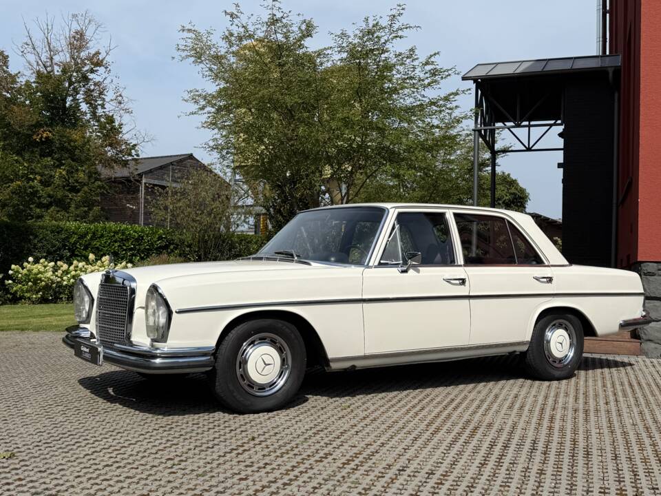 Image 2/54 de Mercedes-Benz 280 SE 3,5 (1970)