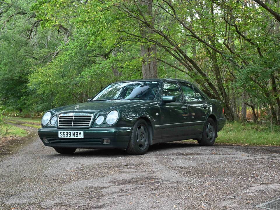 Image 26/50 of Mercedes-Benz E 320 (1998)