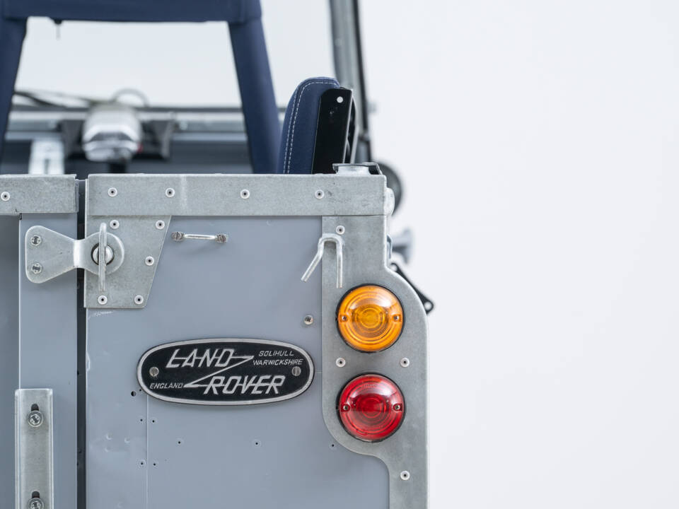Image 12/25 of Land Rover 88 (1961)
