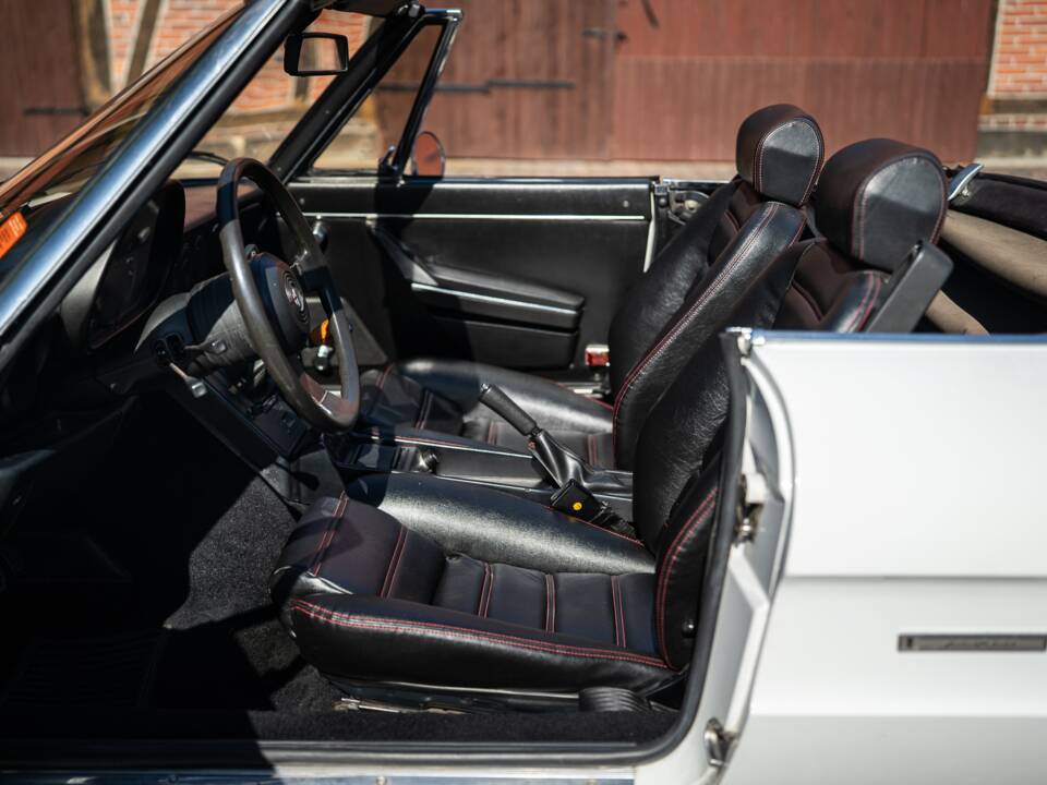 Image 25/40 of Alfa Romeo 2.0 Spider (1987)