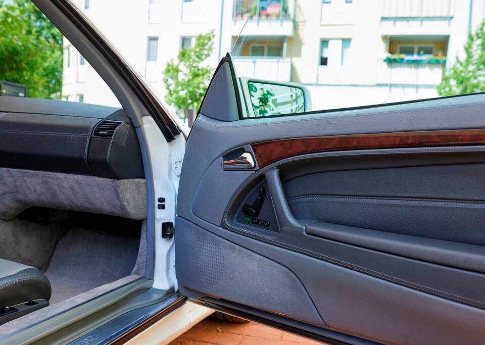 Image 118/171 of Mercedes-Benz SL 600 (1996)
