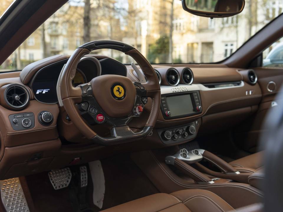 Image 18/32 of Ferrari FF (2015)
