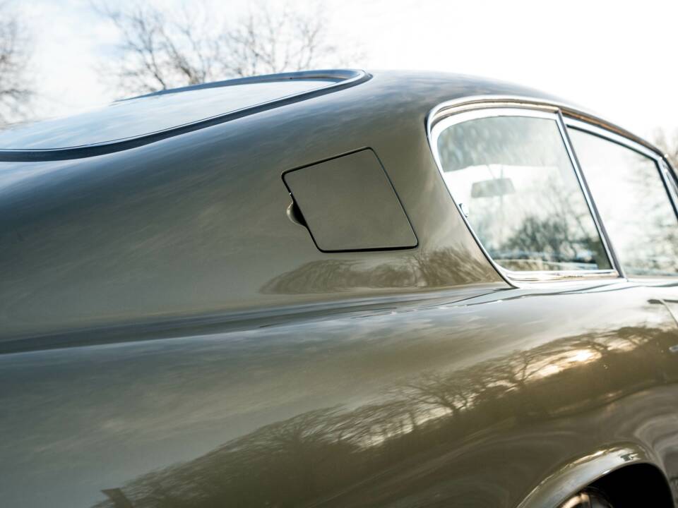 Immagine 20/36 di Aston Martin DB 6 Mk II (1970)