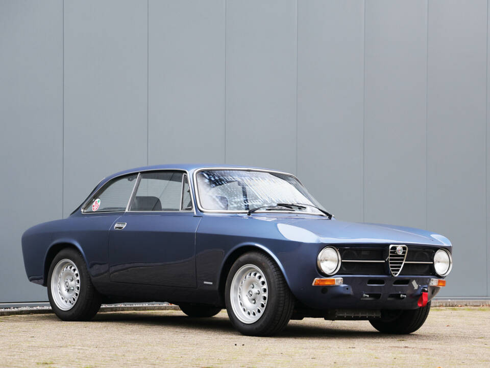 Immagine 20/48 di Alfa Romeo Giulia GT 1300 Junior (1975)