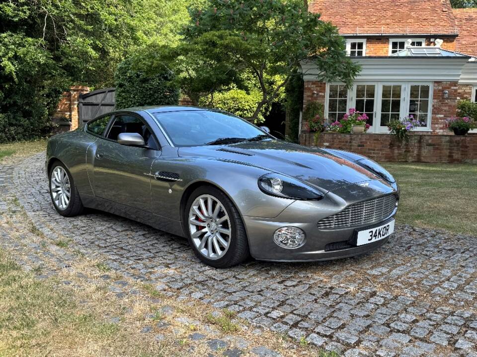 Image 3/40 of Aston Martin V12 Vanquish (2002)