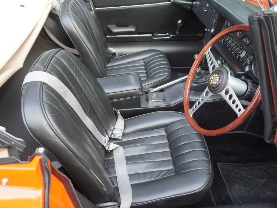 Image 10/18 de Jaguar E-Type (1968)