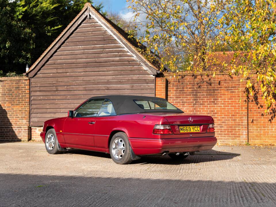 Bild 10/33 von Mercedes-Benz E 220 (1994)