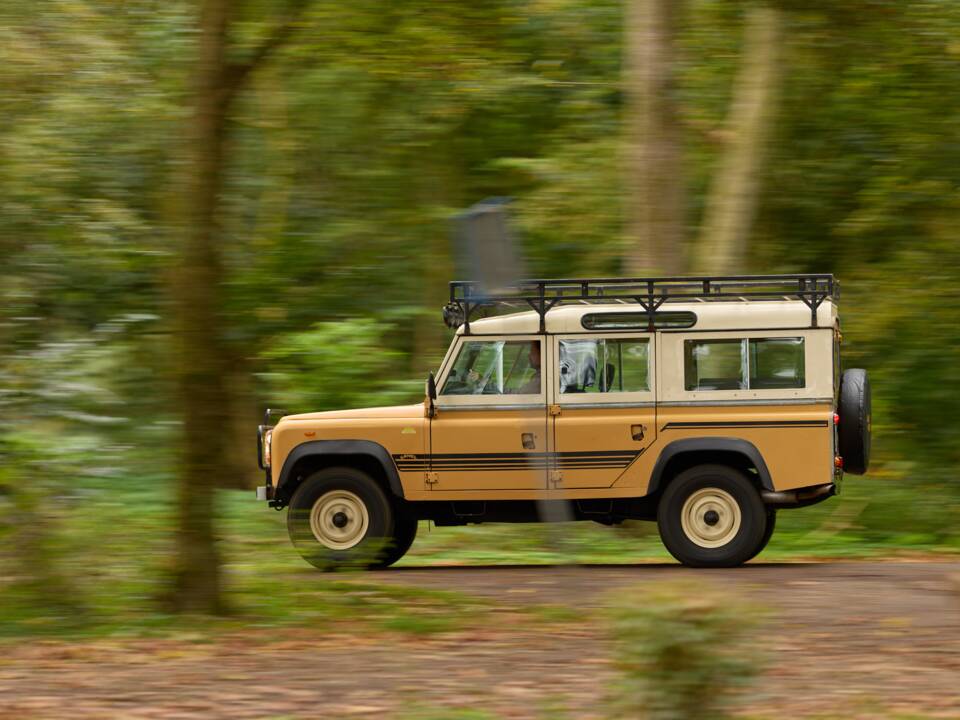 Image 36/42 of Land Rover 110 (1984)