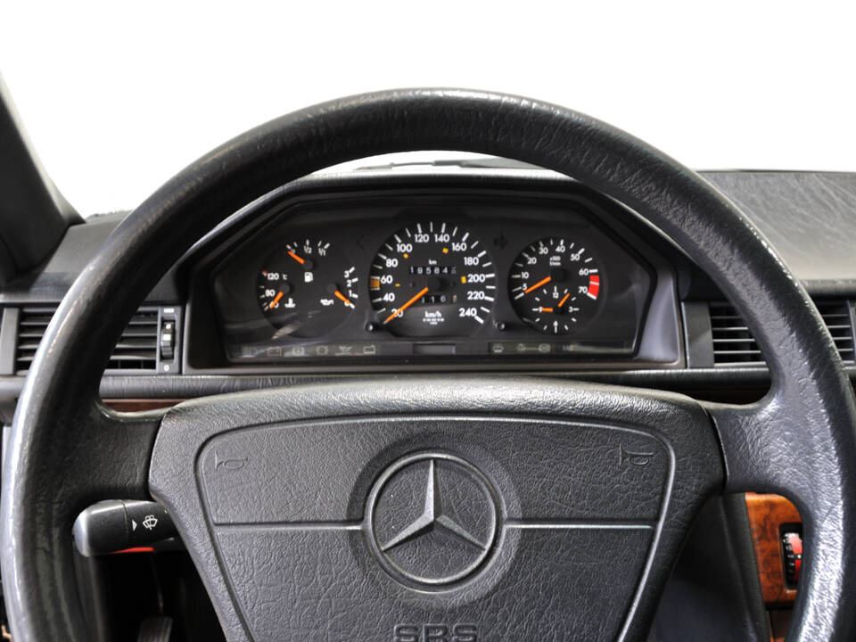 Image 21/30 de Mercedes-Benz E 200 (1994)