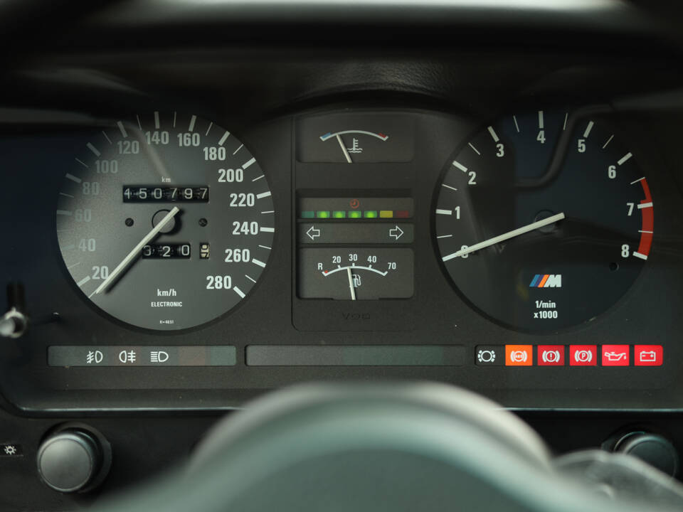 Image 29/99 of BMW M 635 CSi (1988)