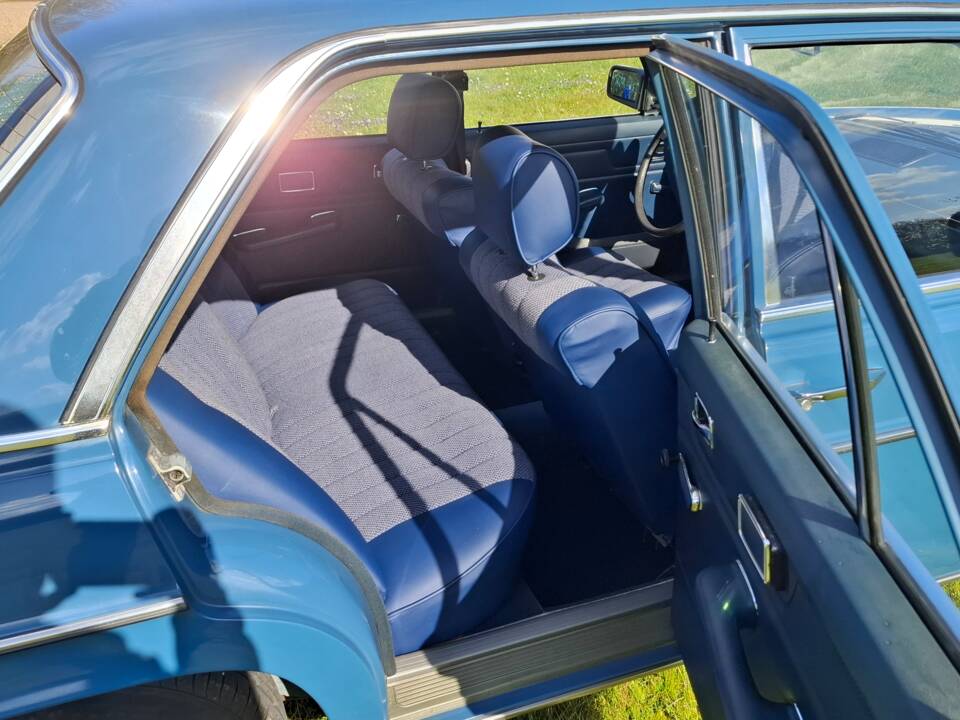 Image 8/13 of Mercedes-Benz 230&#x2F;4 (1974)