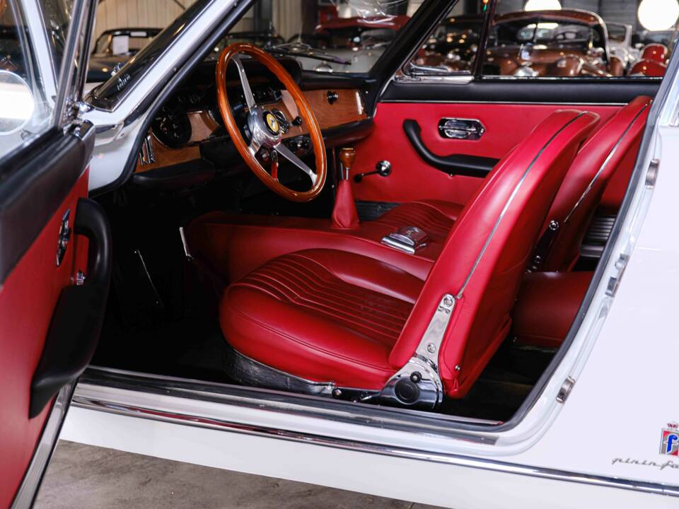 Image 20/36 of Ferrari 330 GT 2+2 (1964)