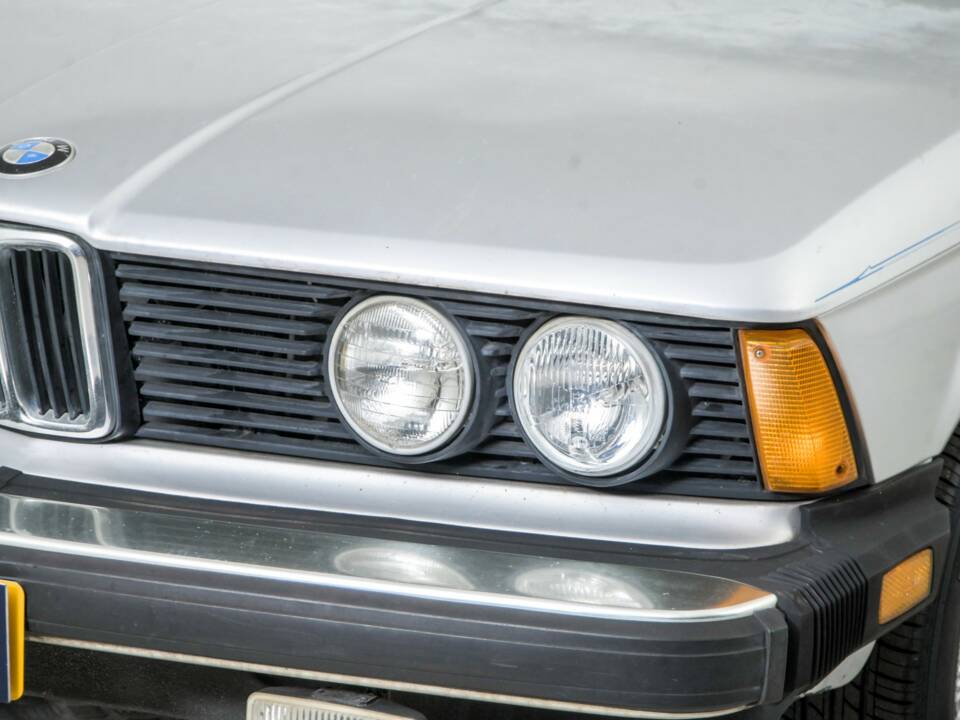 Bild 22/50 von BMW 320i (1981)