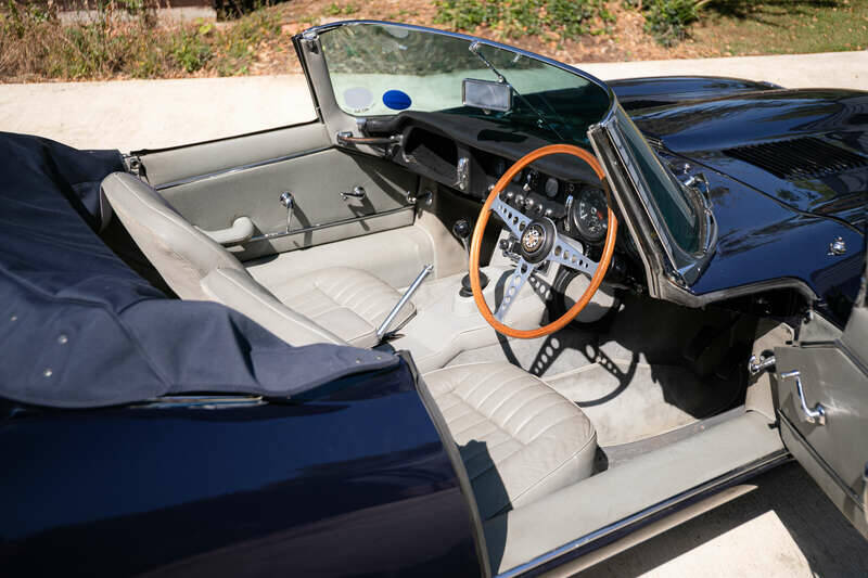 Immagine 2/45 di Jaguar E-Type 4.2 (1966)