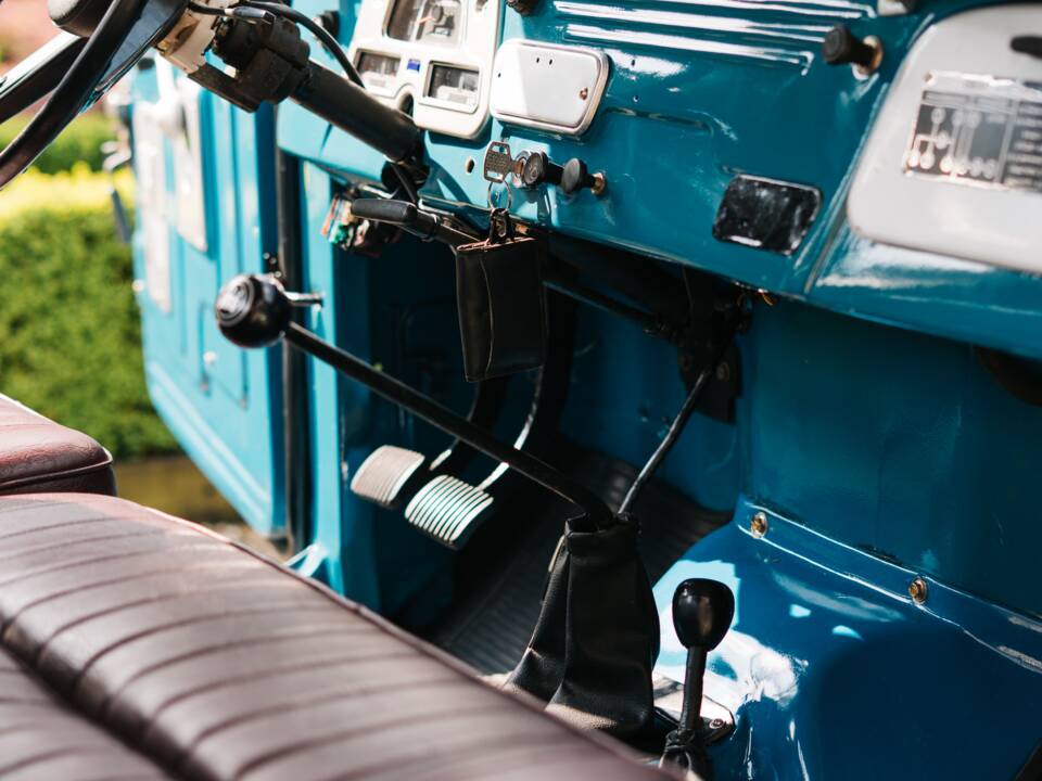 Image 23/27 of Toyota Land Cruiser FJ 45 (1976)