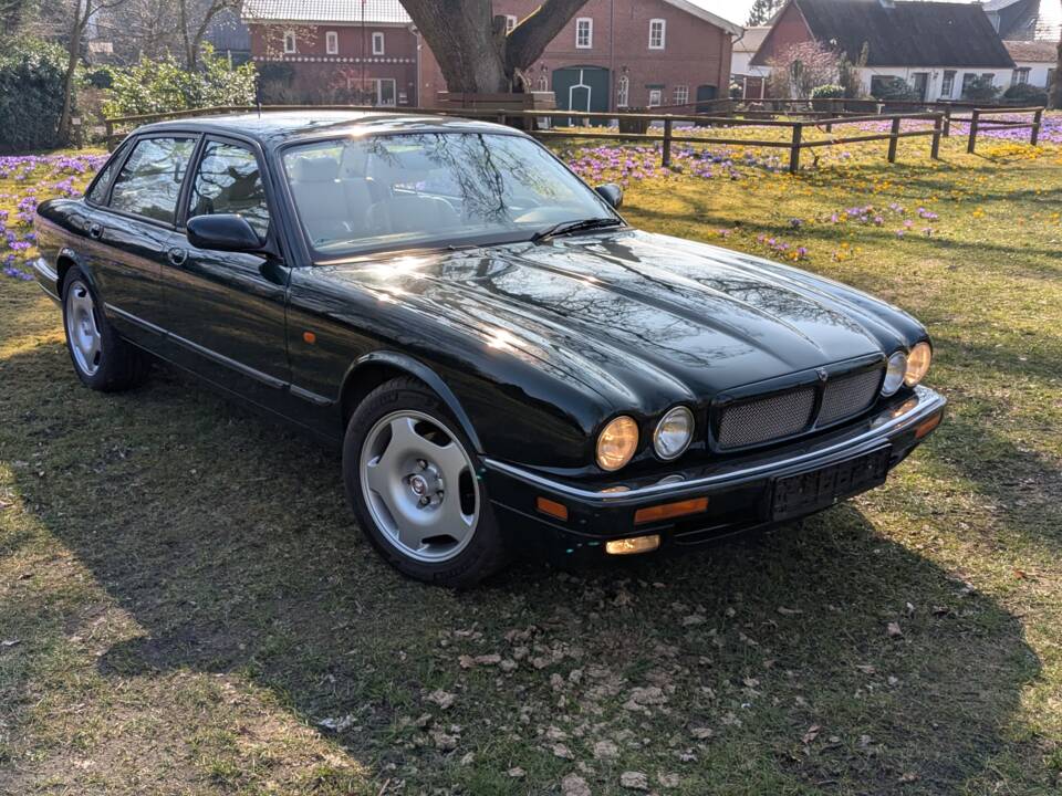 Image 6/64 of Jaguar XJR 4.0 Supercharged (1995)