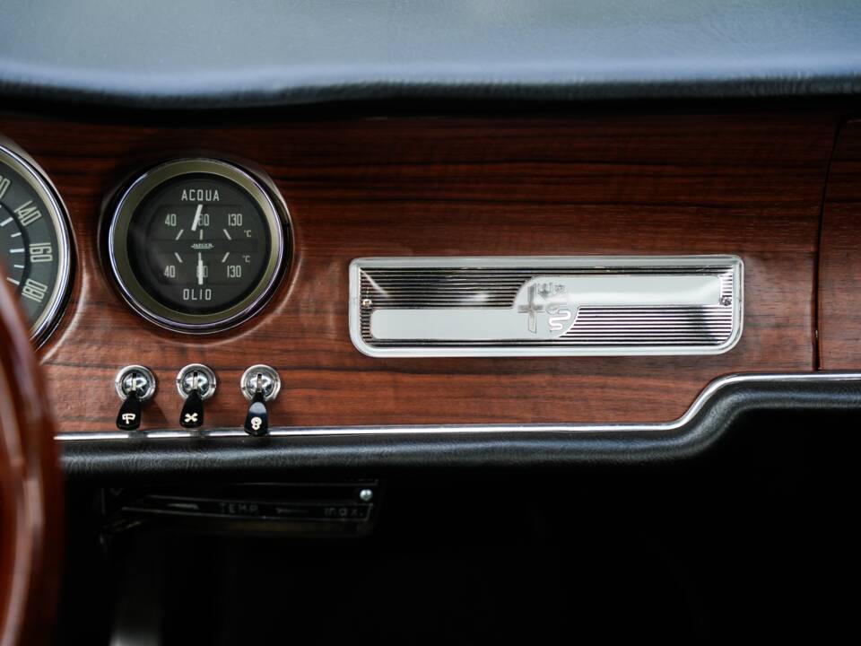 Image 27/38 of Alfa Romeo Giulia GT 1300 Junior (1968)