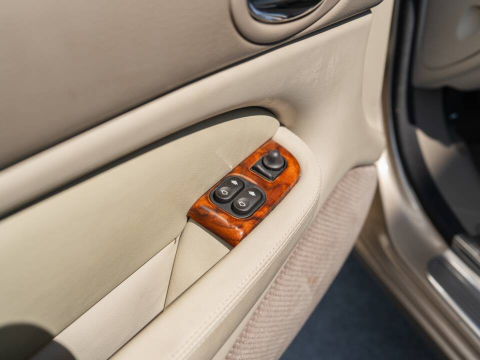 Image 56/91 de Jaguar XK8 4.0 (2000)