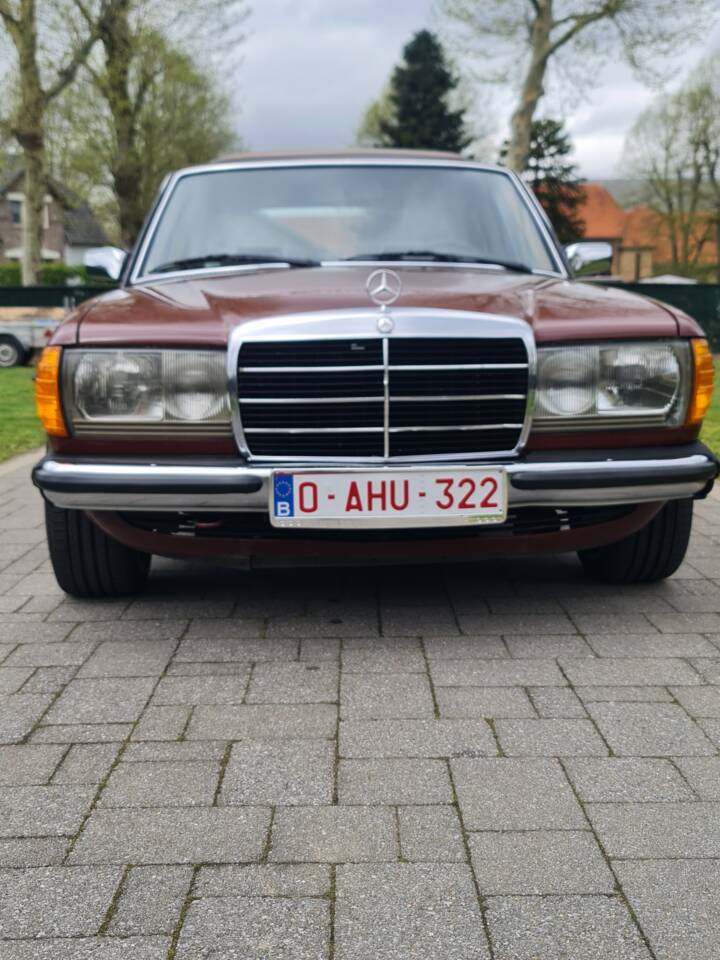 Bild 2/11 von Mercedes-Benz 230 E (1982)