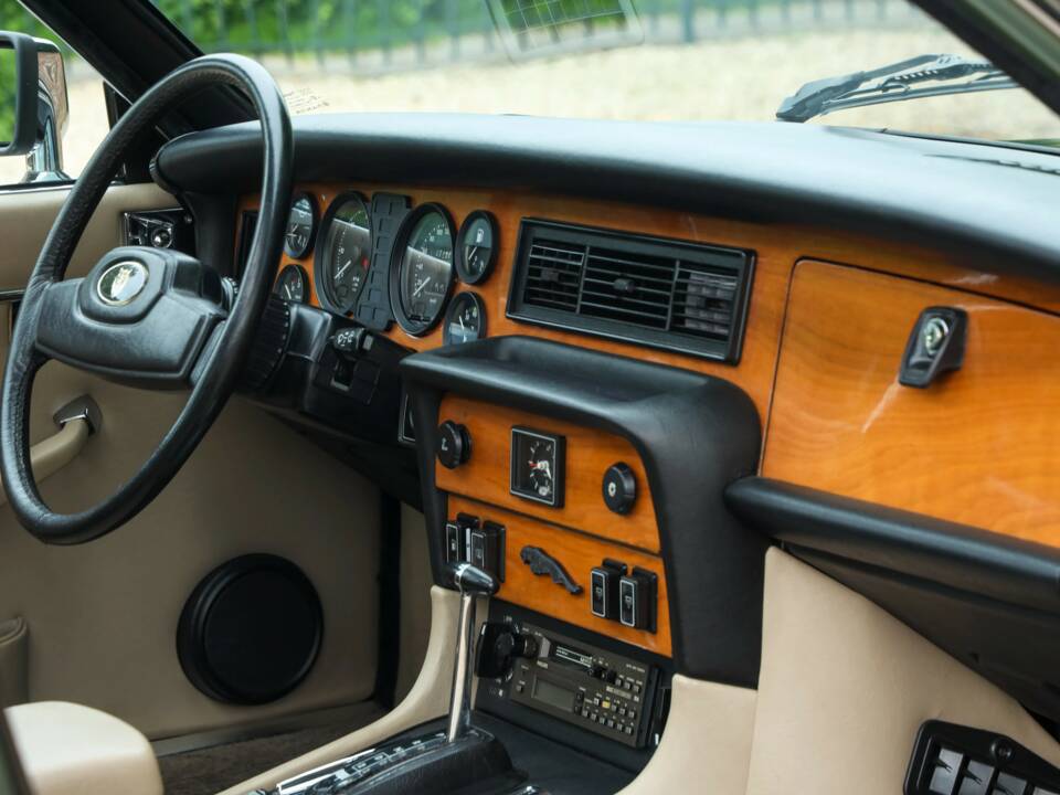 Image 14/50 of Jaguar XJ 6 4.2 (1985)