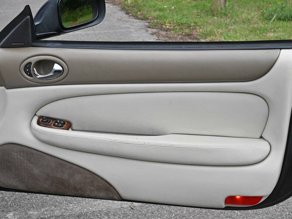 Image 28/50 of Jaguar XKR (1998)