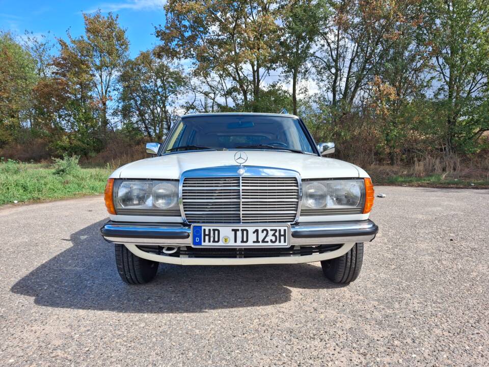 Image 6/20 of Mercedes-Benz 200 T (1983)