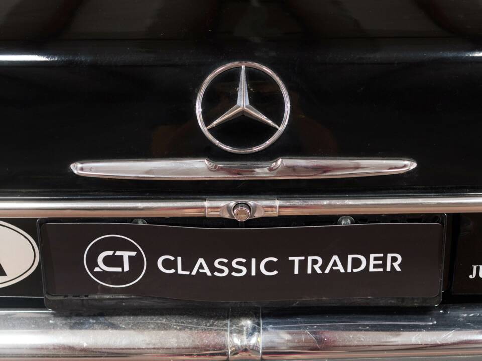 Image 32/64 of Mercedes-Benz 230/6 LWB (1976)