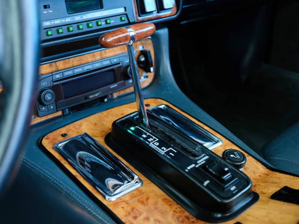 Image 19/47 of Jaguar XJ-SC 5.3 (1987)