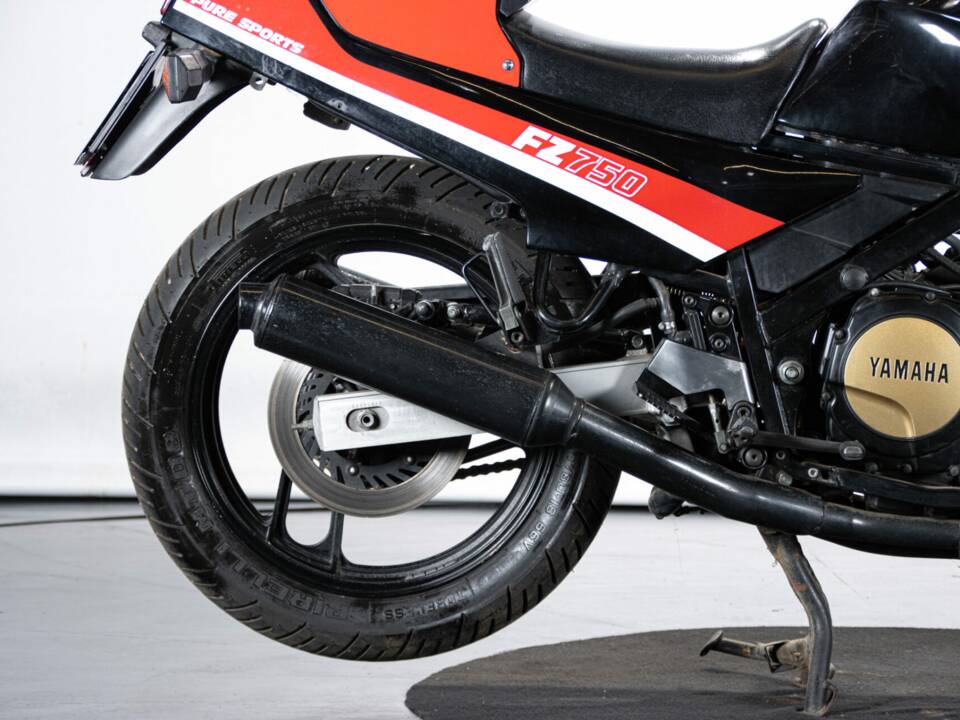 Image 35/50 of Yamaha FZ 750 (1986)