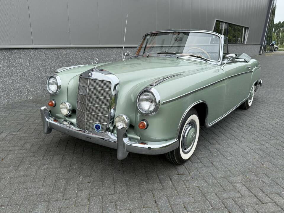 Image 2/50 of Mercedes-Benz 220 S Cabriolet (1958)