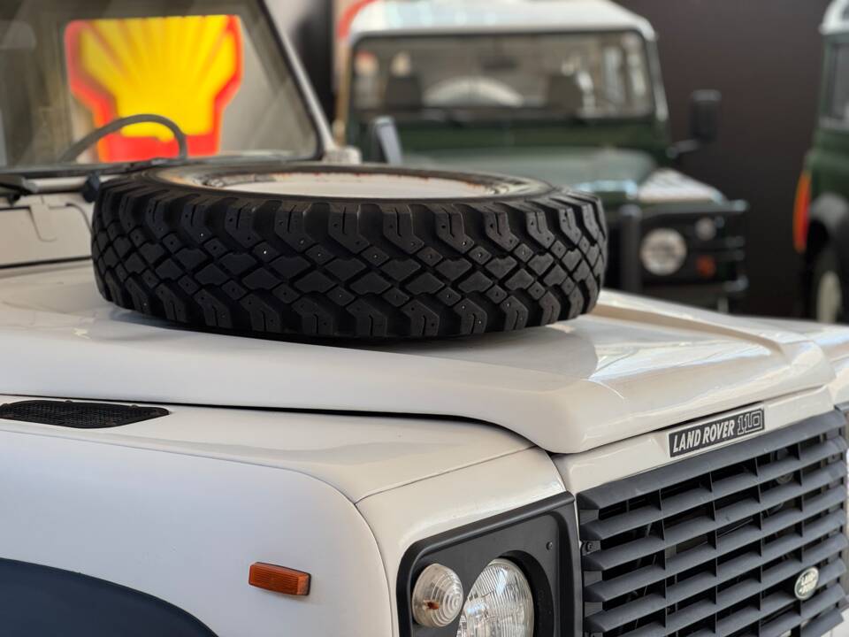 Image 11/45 de Land Rover Defender 110 (1991)