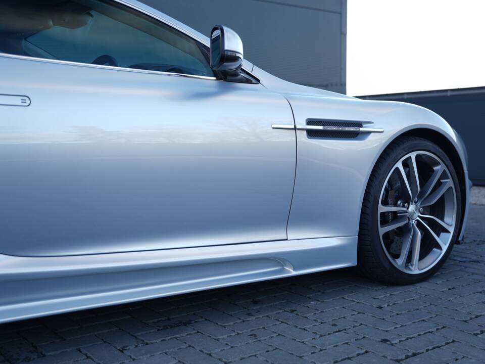 Immagine 43/50 di Aston Martin DBS (2011)
