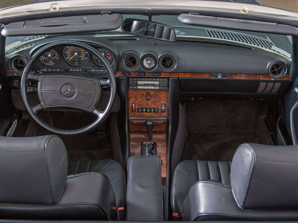 Image 14/20 of Mercedes-Benz 560 SL (1986)