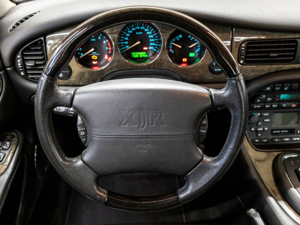 Bild 15/34 von Jaguar XJR 4.0 (2001)