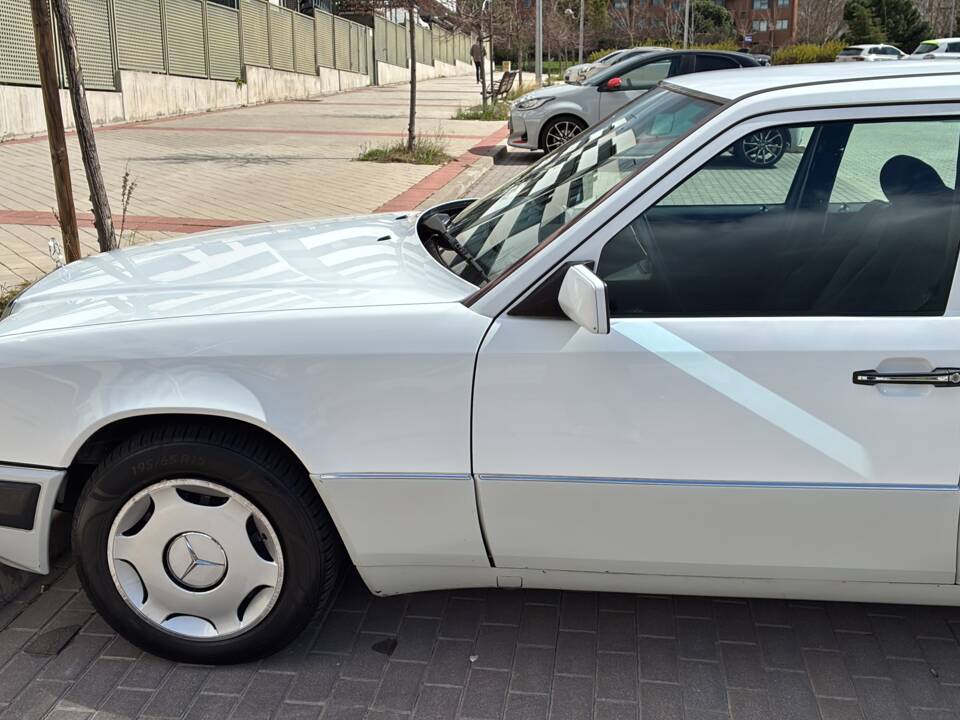 Immagine 6/33 di Mercedes-Benz 230 E (1992)