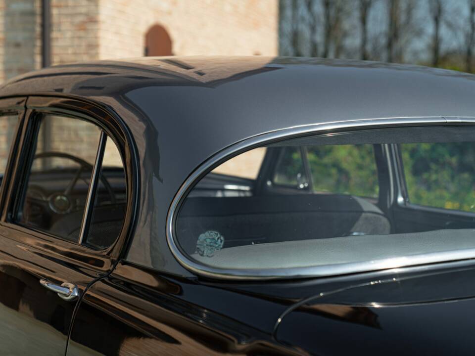 Image 22/50 of Dodge Coronet "Red Ram" (1953)