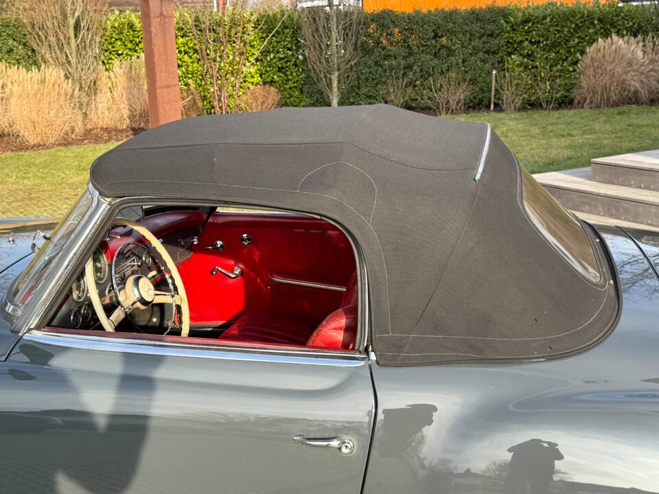 Image 17/25 of Mercedes-Benz 190 SL (1961)