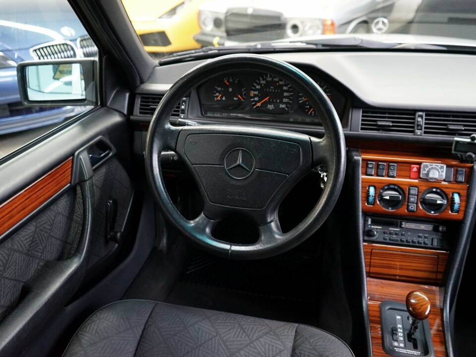 Image 24/36 de Mercedes-Benz E 220 T (1993)