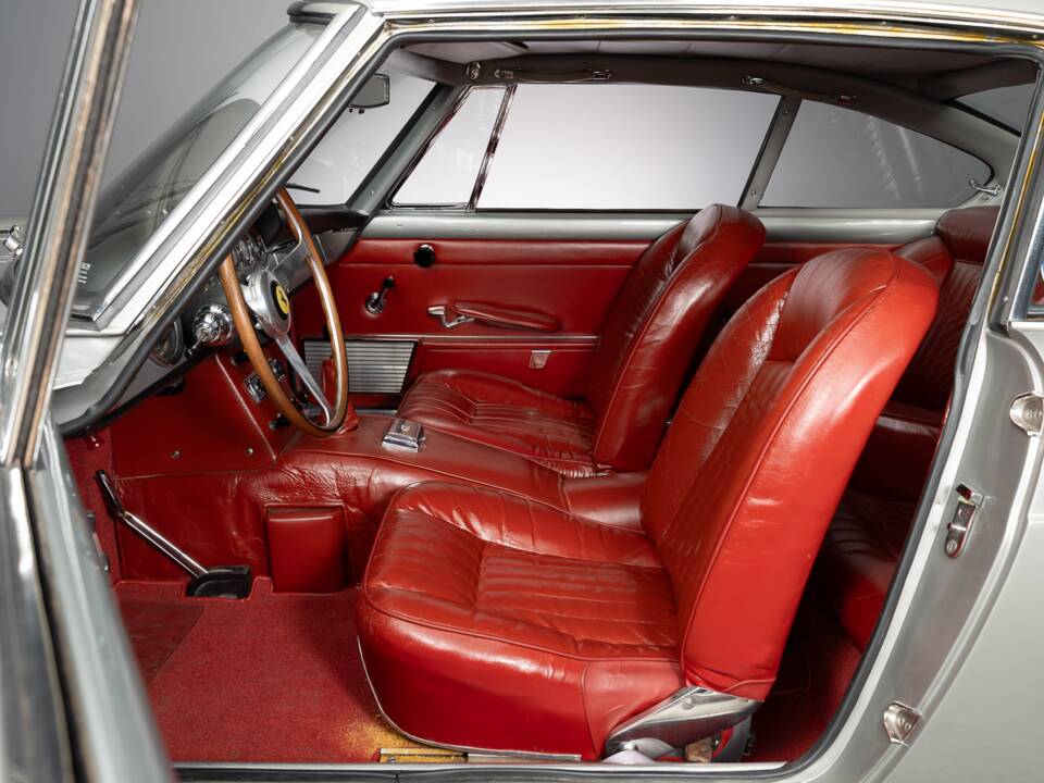 Image 16/29 of Ferrari 250 GTE (1961)