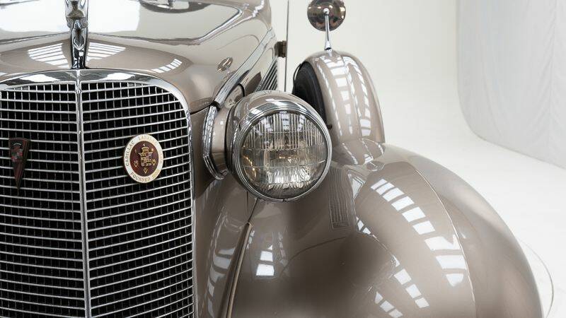 Image 4/15 of Cadillac 60 Special (1937)