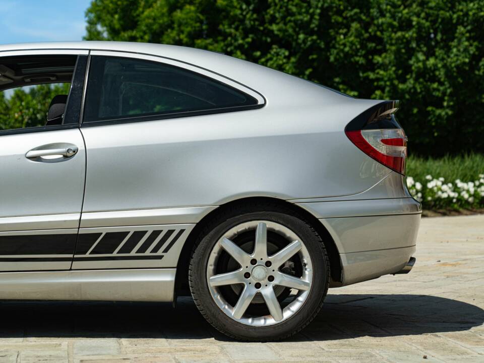 Image 14/50 of Mercedes-Benz C 320 Sportcoupé (2003)