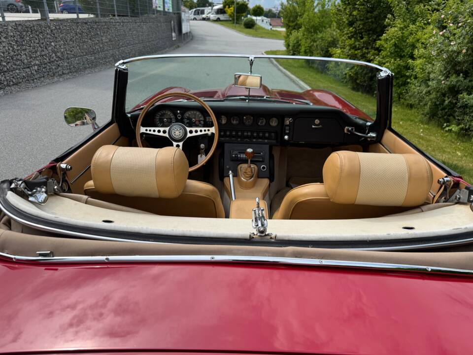 Image 9/35 of Jaguar E-Type (1969)