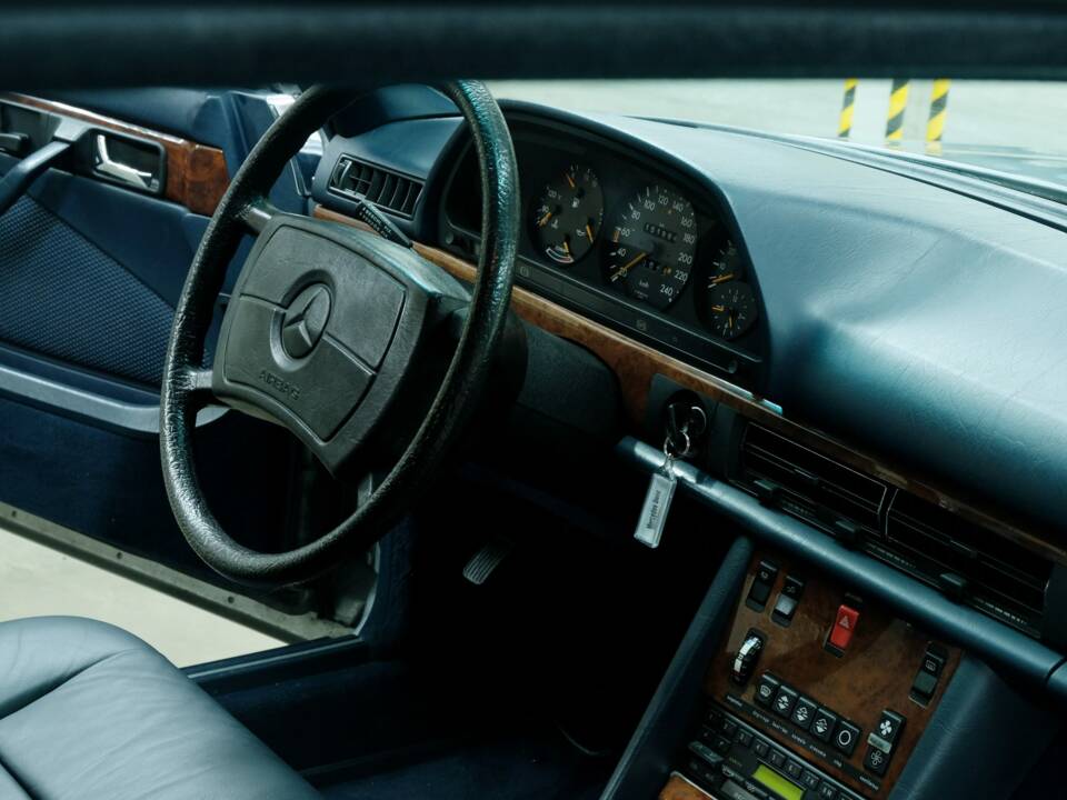 Image 42/50 of Mercedes-Benz 500 SEC (1982)